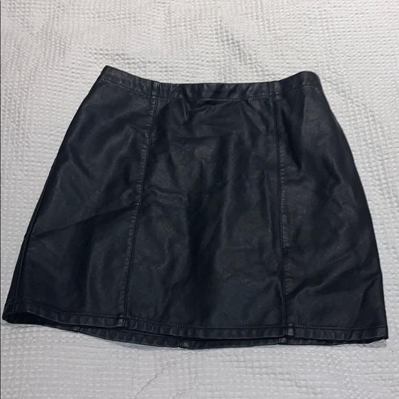 Forever 21 faux leather mini skirt - Picture 1 of 3